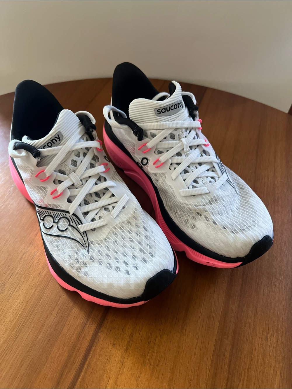Saucony women’s Kinvara 16 running shoes 7.5US very light and bouncy